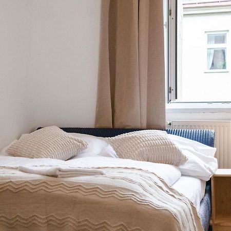 Prime Location & Peaceful Shared 2 Bedroom Apt With Backyard Wien Eksteriør bilde