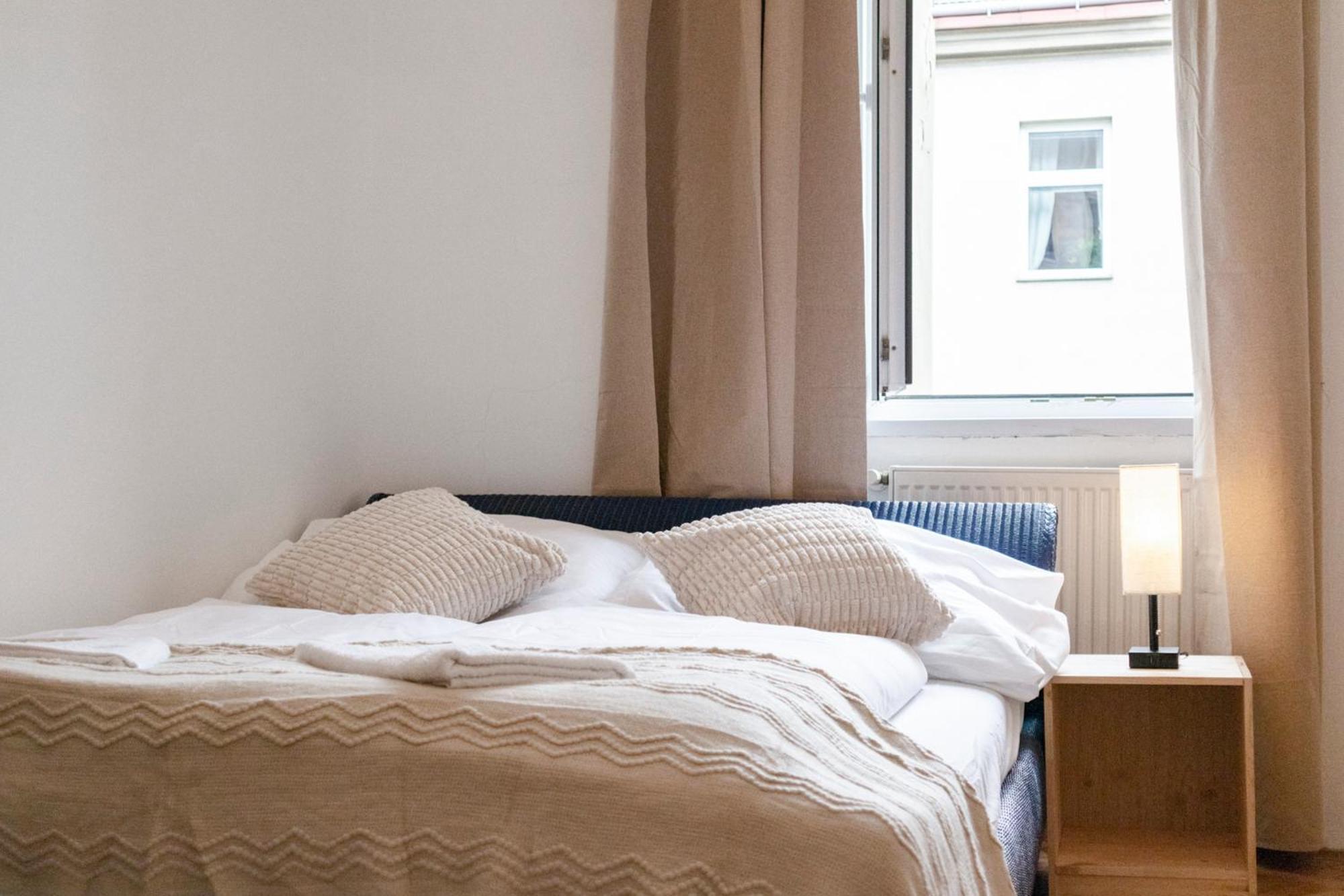 Prime Location & Peaceful Shared 2 Bedroom Apt With Backyard Wien Eksteriør bilde