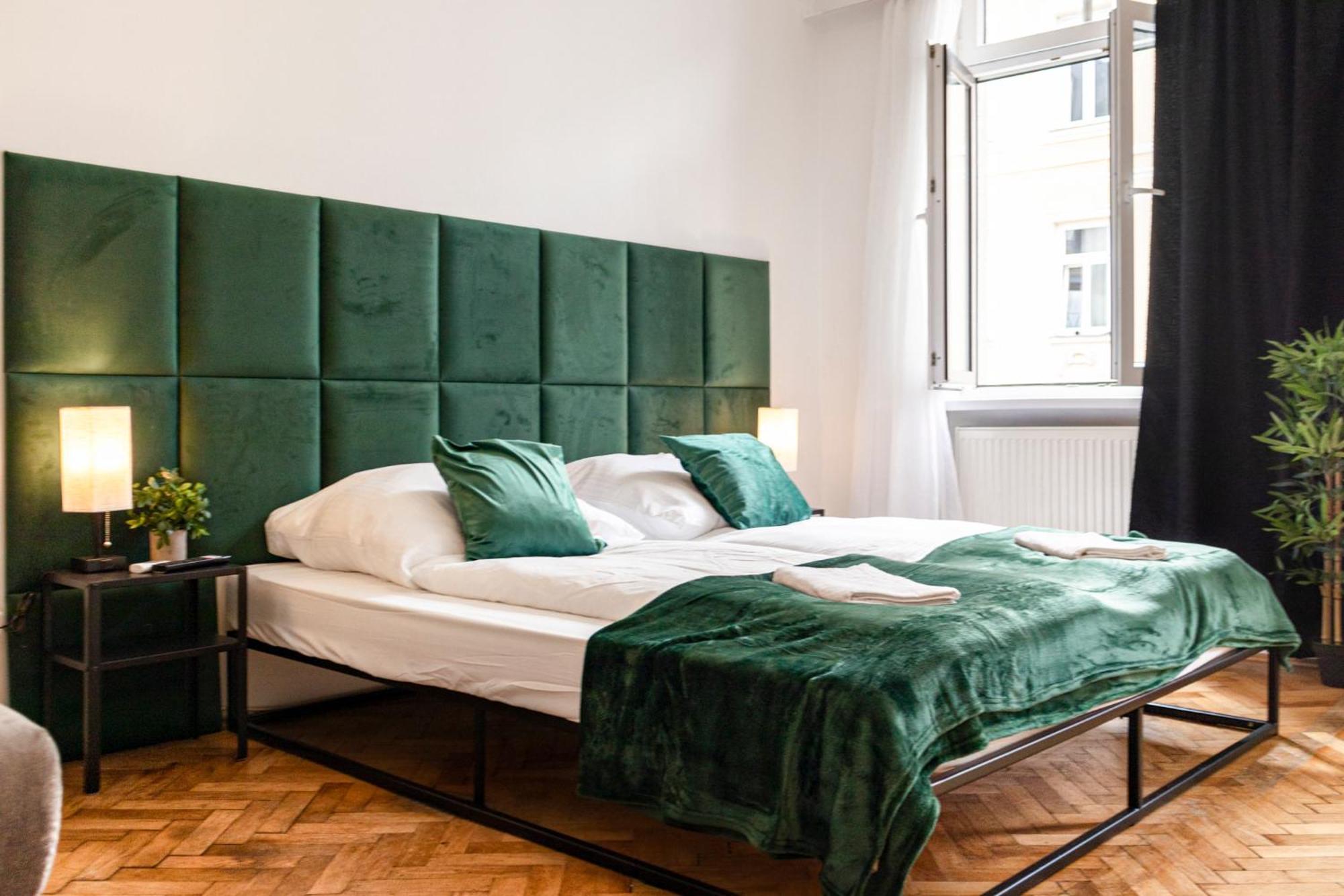 Prime Location & Peaceful Shared 2 Bedroom Apt With Backyard Wien Eksteriør bilde