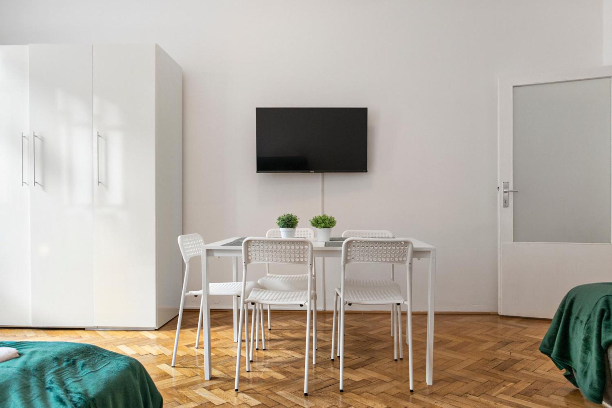 Prime Location & Peaceful Shared 2 Bedroom Apt With Backyard Wien Eksteriør bilde