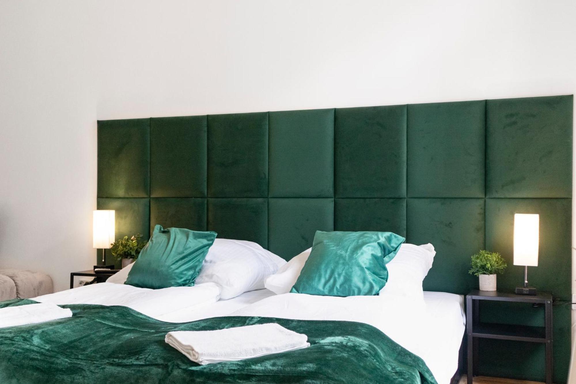 Prime Location & Peaceful Shared 2 Bedroom Apt With Backyard Wien Eksteriør bilde