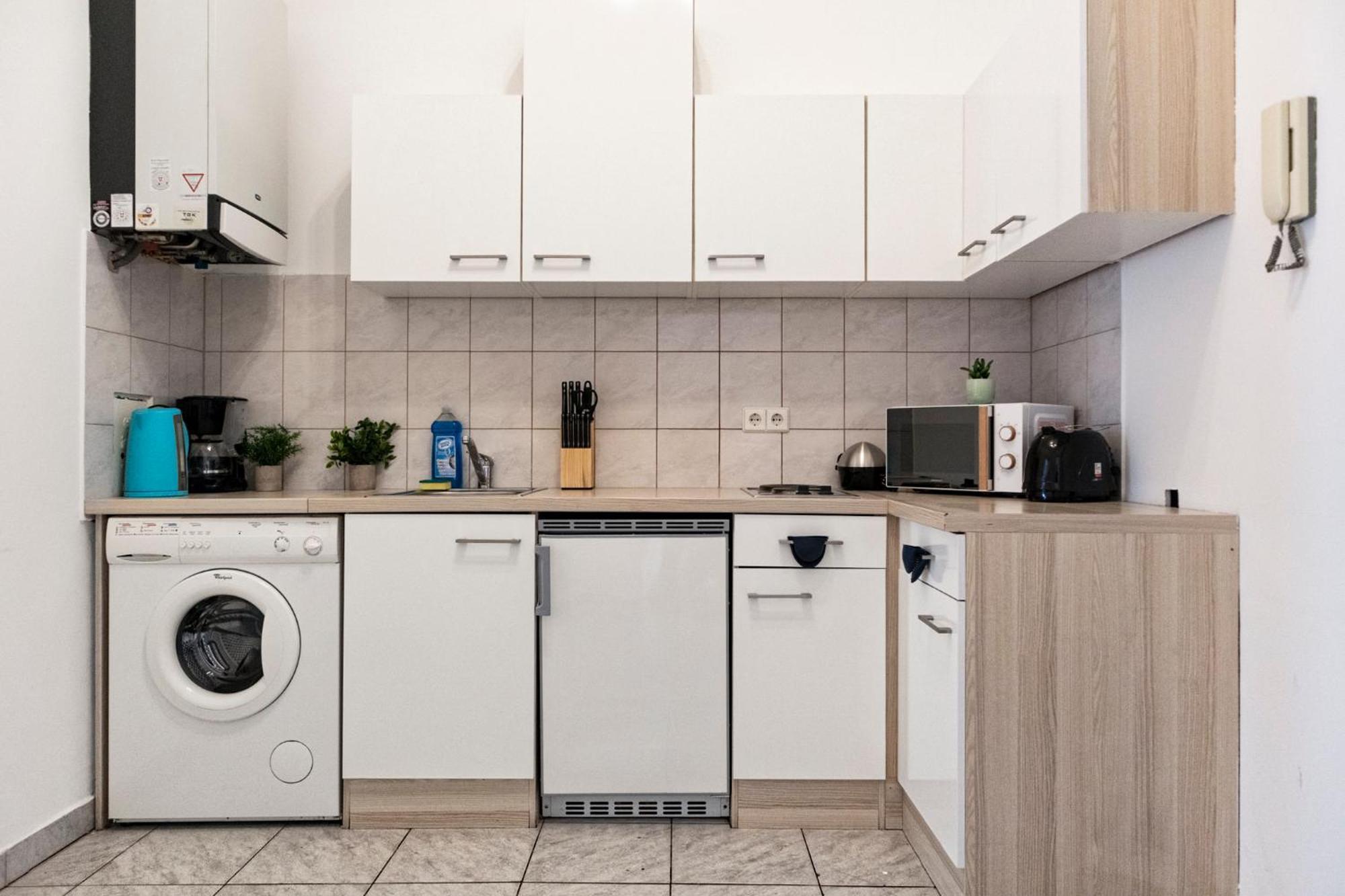 Prime Location & Peaceful Shared 2 Bedroom Apt With Backyard Wien Eksteriør bilde